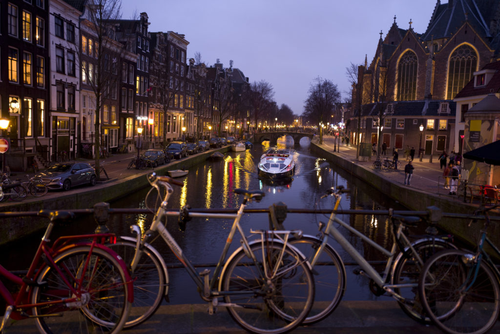 Στο Άμστερνταμ οι τουρίστες μπορούν να ψαρέψουν… πλαστικά από τα κανάλια της πόλης