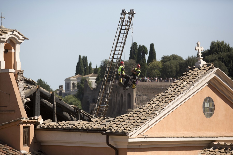 Κατέρρευσε οροφή ιστορικής εκκλησίας στη Ρώμη (Photos)