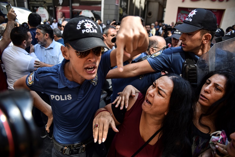 Κωνσταντινούπολη: Ισχυρή αστυνομική δύναμη εμπόδισε τη σημερινή συγκέντρωση των «Μητέρων του Σαββάτου»
