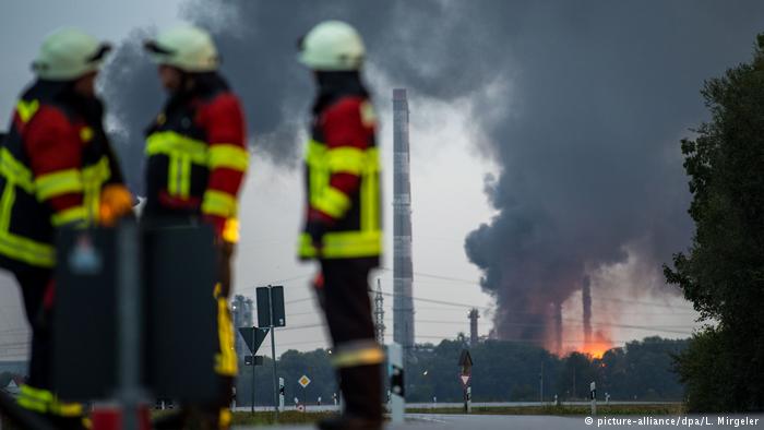 Υπό έλεγχο η πυρκαγιά στο διυλιστήριο του Φόμπουργκ – Δέκα οι τραυματίες (Video)