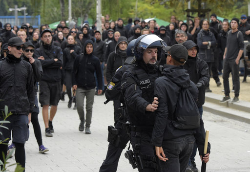 Διαδήλωση αντιφασιστών απέναντι σε φασίστες στο Κέμνιτς της Γερμανίας