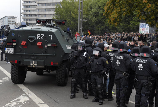 Γερμανία: Συγκρούσεις αντιφασιστών και ακροδεξιών με 9 τραυματίες στο Κέμνιτς (Video)