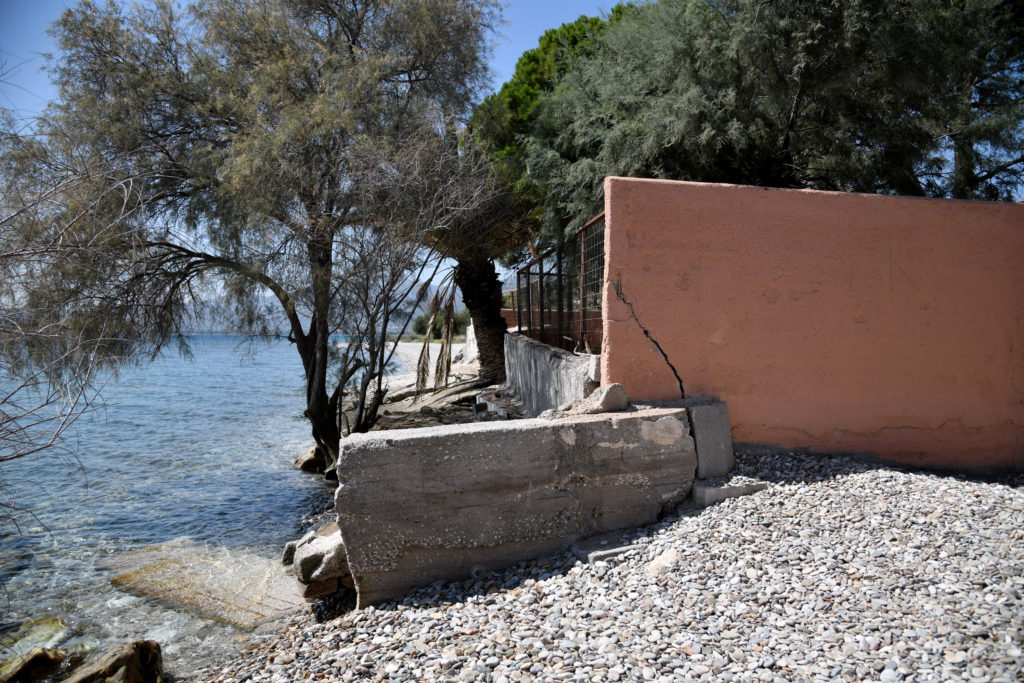 Όταν η παρανομία φτάνει στο κύμα… (Photos)