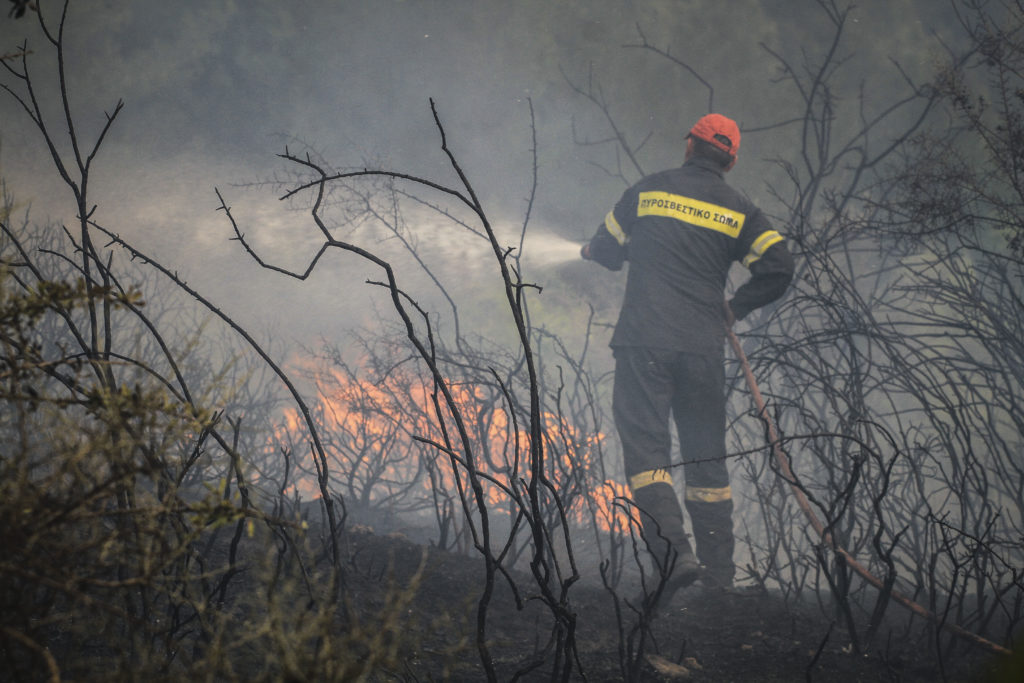 Πυρκαγιά στη Μάνη – Δύο πυροσβέστες τραυματίστηκαν