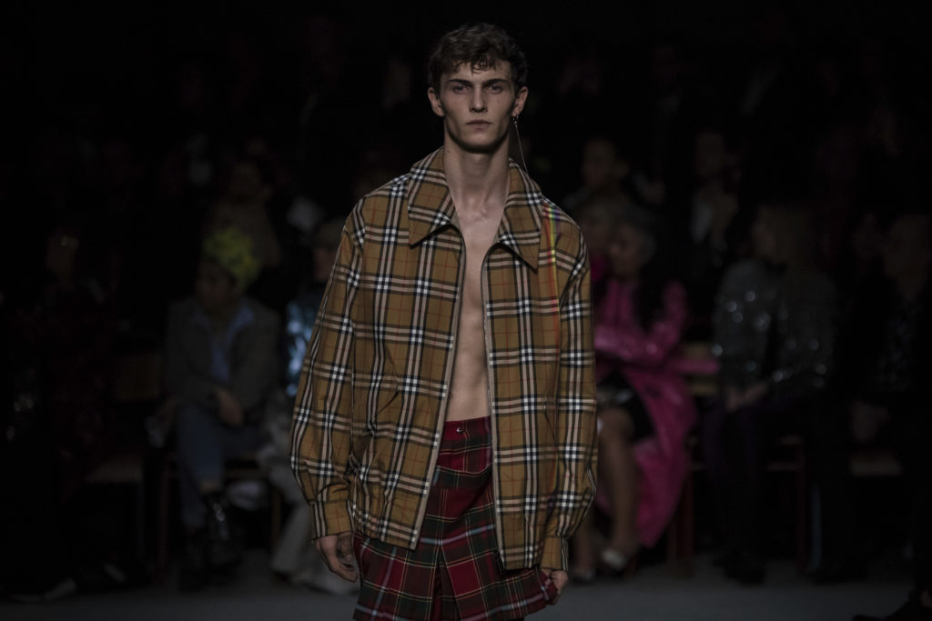 O οίκος Burberry θα σταματήσει να καίει τα ρούχα του για να μην πάνε στους φτωχούς