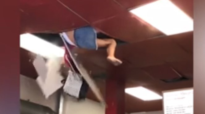 Άνοιξε το ταβάνι εστιατορίου κι έπεσε κάτω… μια γυναίκα (Video)