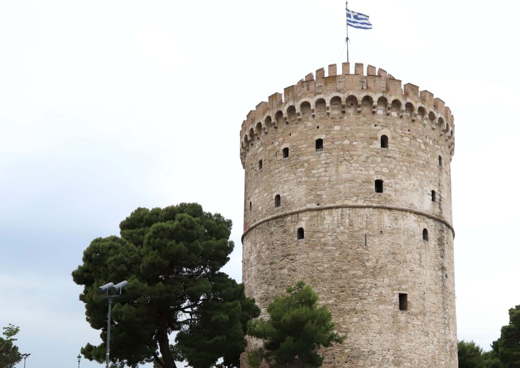 Θεσσαλονίκη: Προσαγωγές ατόμων που προσπάθησαν να πετάξουν φέιγ βολάν από τον Λευκό Πύργο