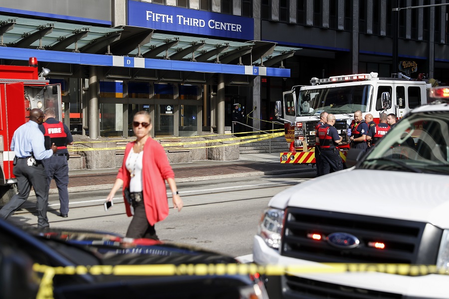 ΗΠΑ: Ένοπλος άνοιξε πυρ σε τράπεζα – Τέσσερις νεκροί (Photos)