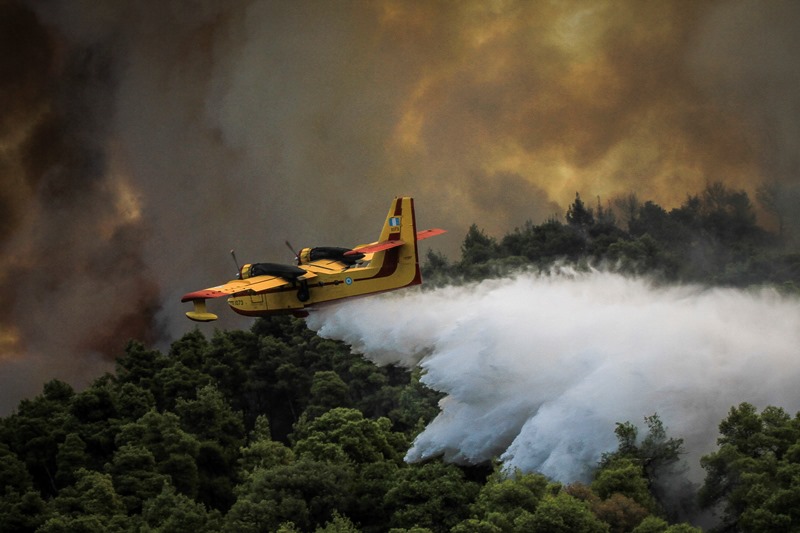 Αρκαδία: Πυρκαγιά σε δασική έκταση στις Χιράδες – Επιχειρούν έξι αεροσκάφη