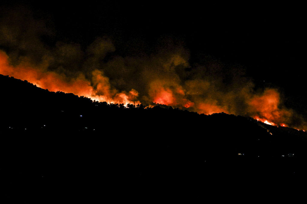 Ενίσχυση πυροσβεστικών δυνάμεων στη μεγάλη φωτιά της Σάμου (Video)