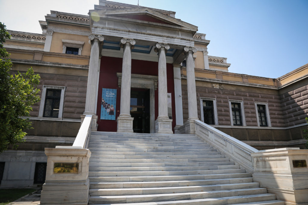 Με το… λάδι στο χέρι συνελήφθησαν δύο γυναίκες στο κτίριο της Π. Βουλής για τους βανδαλισμούς στα μουσεία