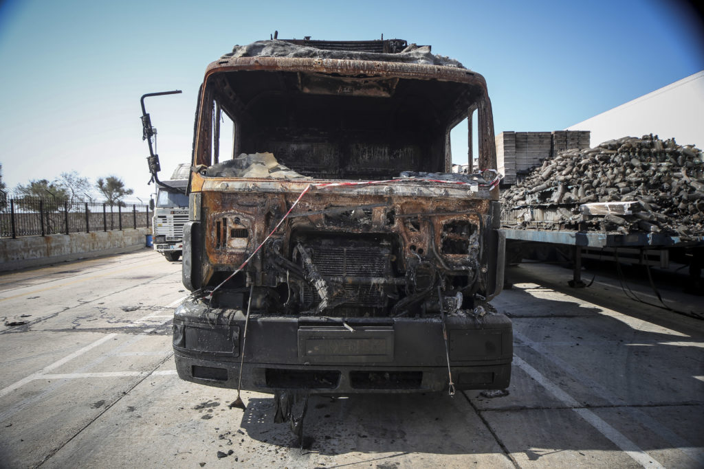Δερβένι: Οδηγός φορτηγού κίνδυνεψε να καεί εκεί που οδηγούσε