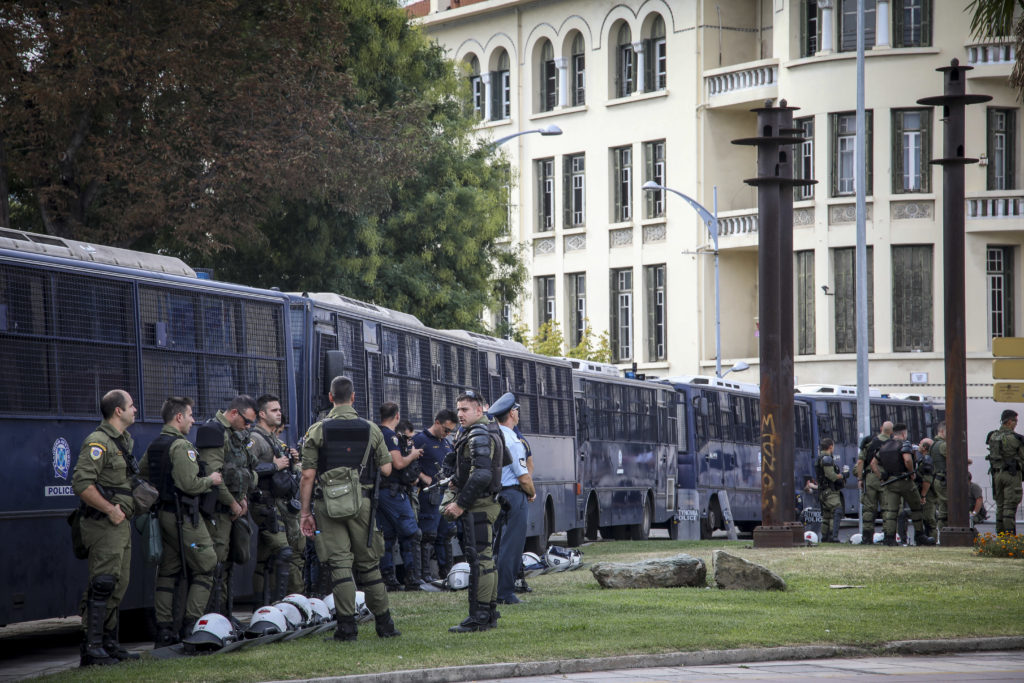 Αυτόφωρο για τρεις άνδρες των ΜΑΤ και τον διοικητή τους μετά από επίθεση σε δημοσιογράφο (Video)