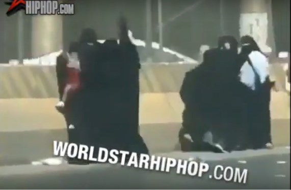 Απίστευτο ξύλο: Πέντε γυναίκες με μπούρκα «αρπάζονται» και πετούν μωρό στο δρόμο (Video)