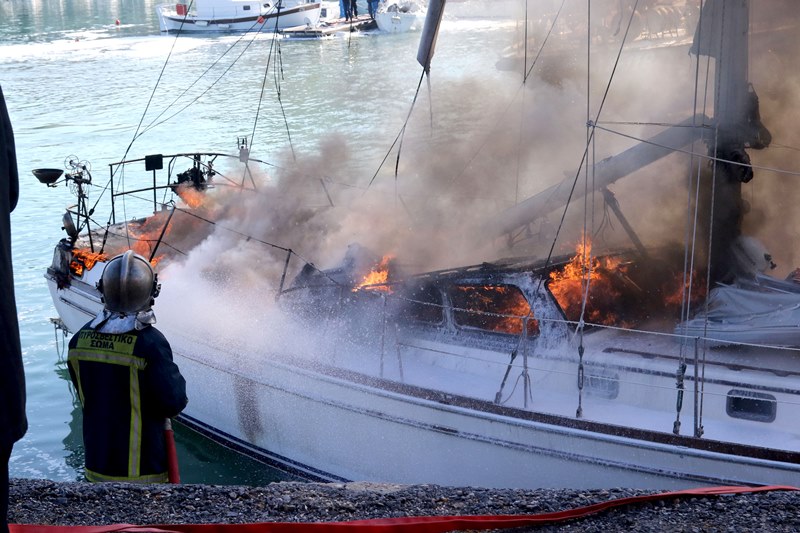 Πυρκαγιά σε ιστιοφόρο στη Σίφνο – σώοι οι δύο επιβαίνοντες