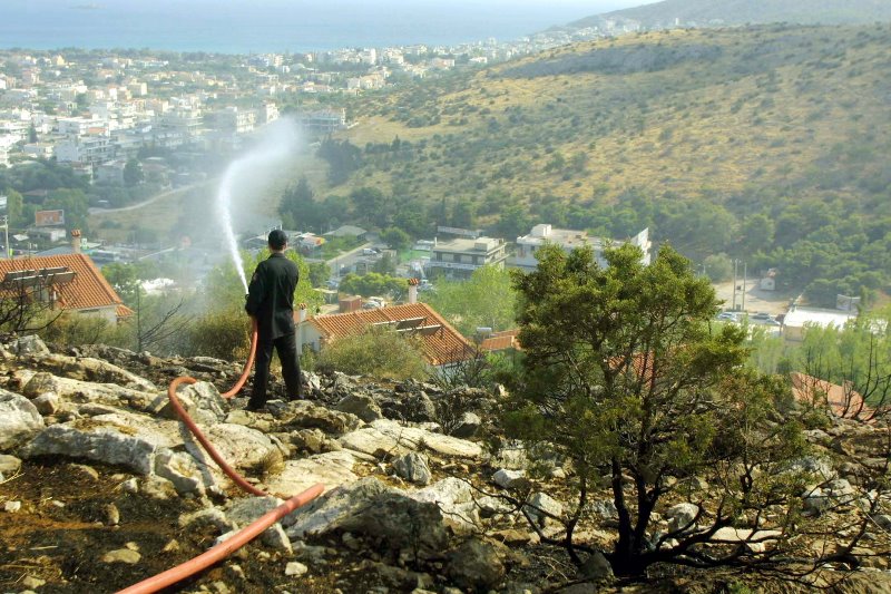 Συνελήφθη 21χρονος για εμπρησμό στη Βάρη Αττικής