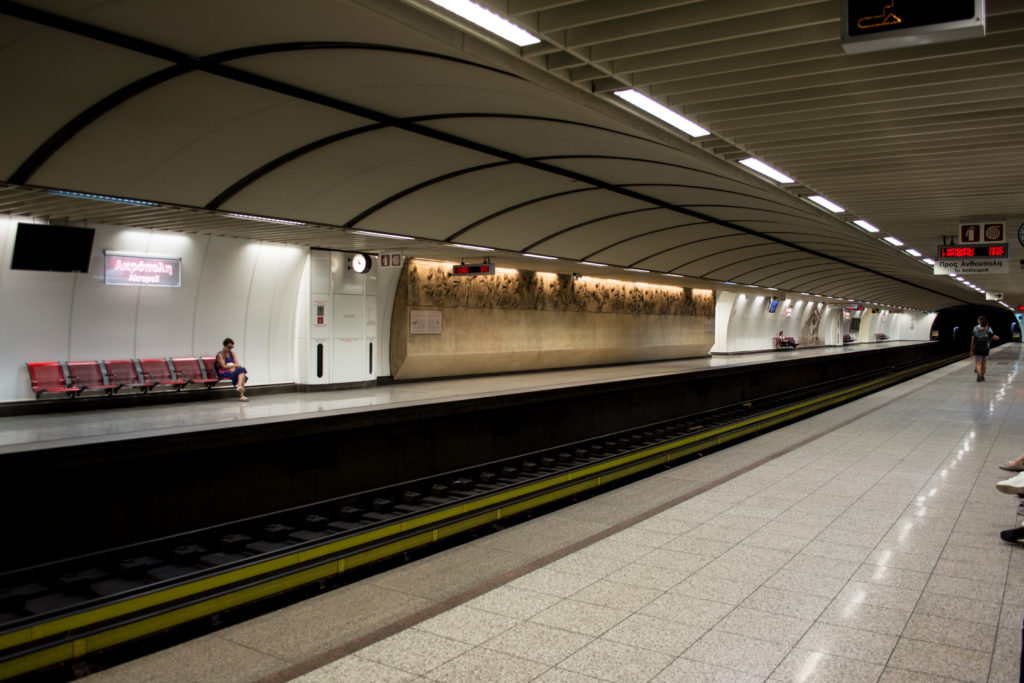 Άνθρωπος έπεσε στις γραμμές του Μετρό – Διακοπή δρομολογίων στη γραμμή 2