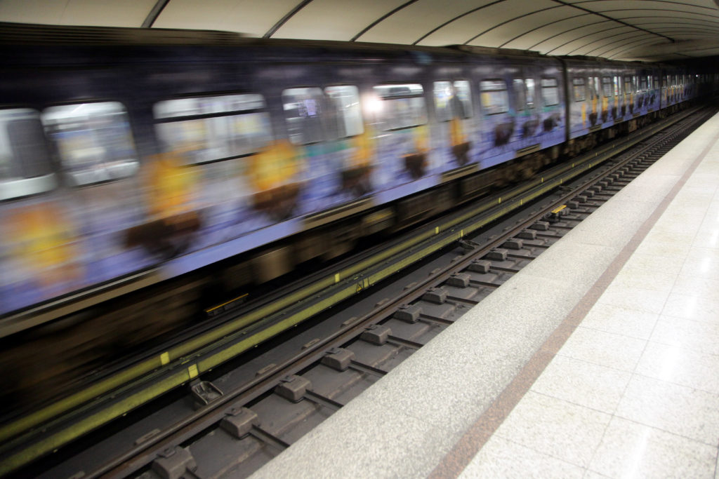 Ζωντανή ανασύρθηκε η γυναίκα που έπεσε στις γραμμές του Μετρό