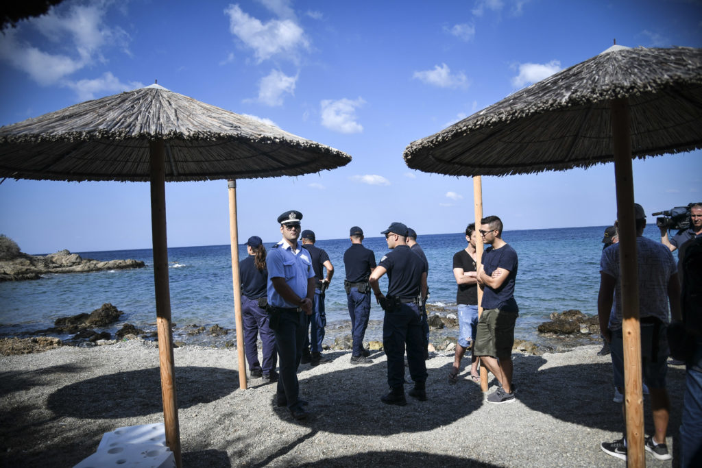 Στην Ανάβυσσο οι μπουλντόζες – Κατεδαφίζουν αυθαίρετα ξενοδοχείου στην παραλία (Photos)