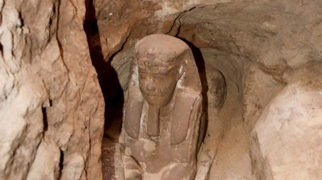Ανακάλυψαν άγαλμα Σφίγγας μέσα σε έναν ναό στην Αίγυπτο