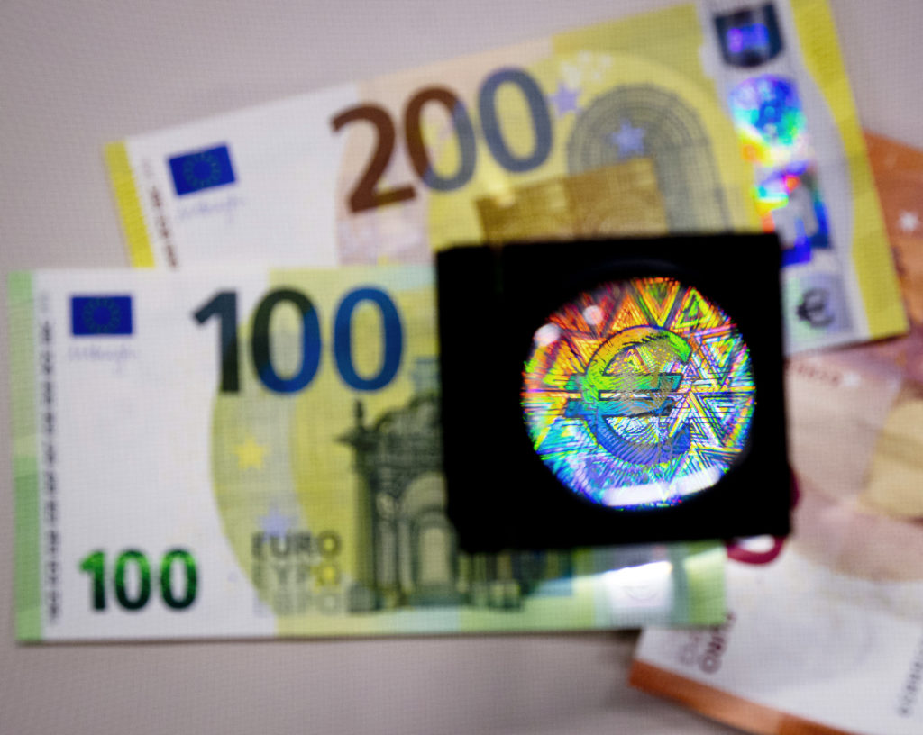 Αυτά είναι τα νέα χαρτονομίσματα των 100 και 200 ευρώ (Video)