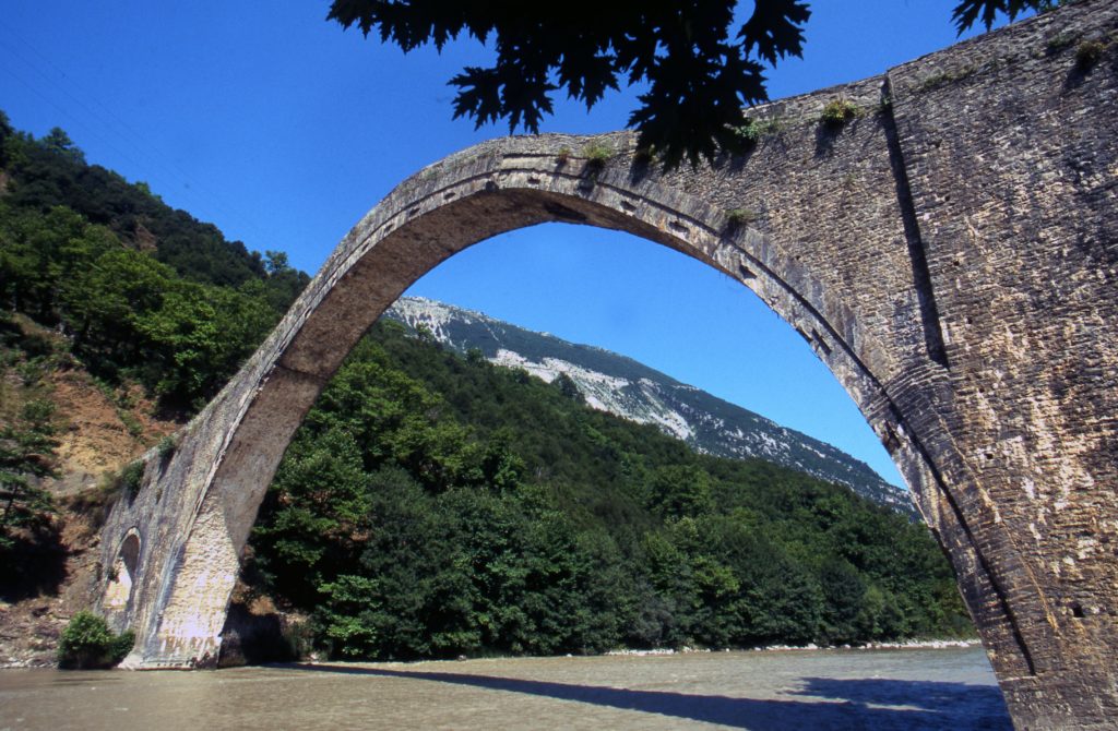 Υπεγράφη η σύμβαση για την αναστήλωση του γεφυριού της Πλάκας –  Το ελληνοτουρκικό σύνορο ως το 1912