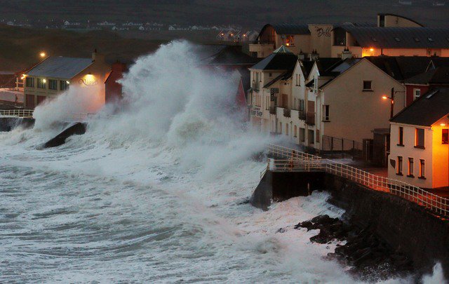Η καταιγίδα Άλι σφυροκοπά την Ιρλανδία – Δύο νεκροί