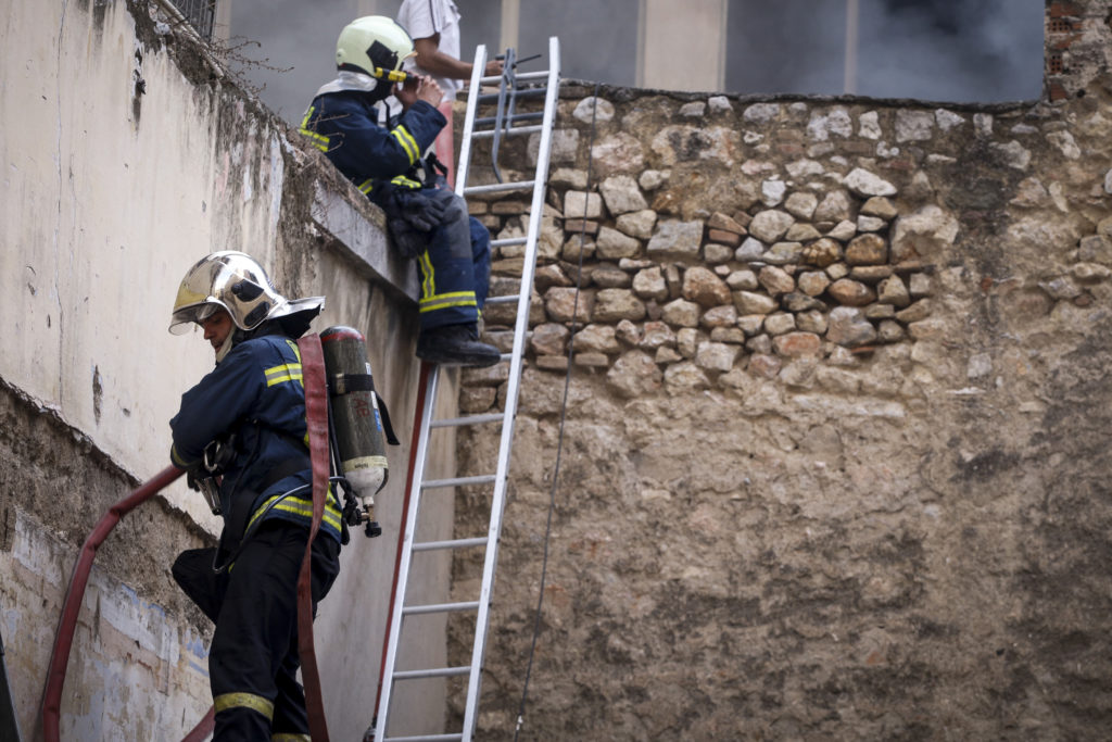 Πυρκαγιά σε πολυτακοικία στο Μοναστηράκι – Επιχειρούν 7 πυροσβεστικά (Photos)