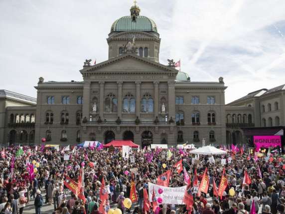Ογκώδης διαδήλωση για τα δεδομένα της Ελβετίας – Το αίτημα που ένωσε άνδρες και γυναίκες (Video)