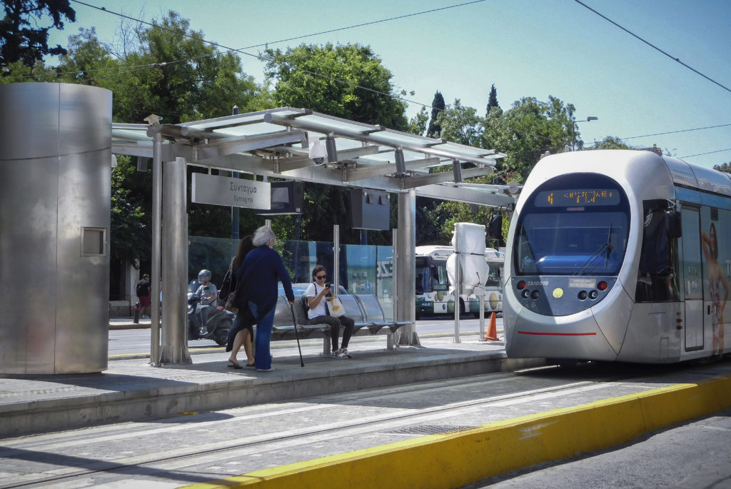 Άτυχη γυναίκα παρασύρθηκε από συρμό του τραμ στην Καλλιρόης