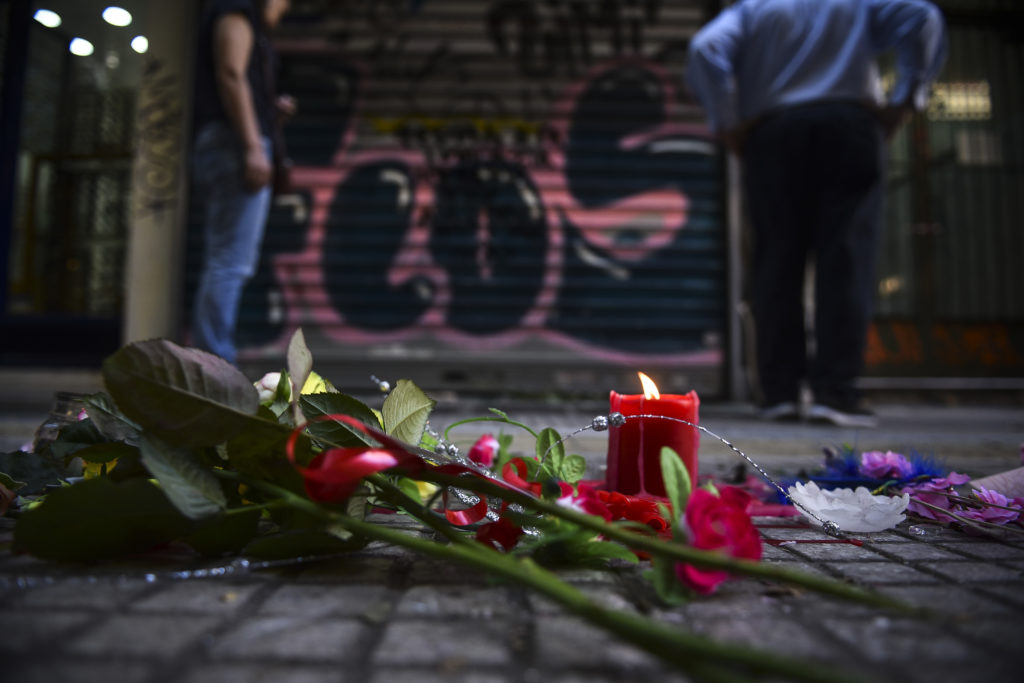 Η ΕΦΕ καταγγέλλει: «Δημοσιογράφοι» πήγαν στην κηδεία του Ζακ Κωστόπουλου και τράβηξαν φωτογραφίες