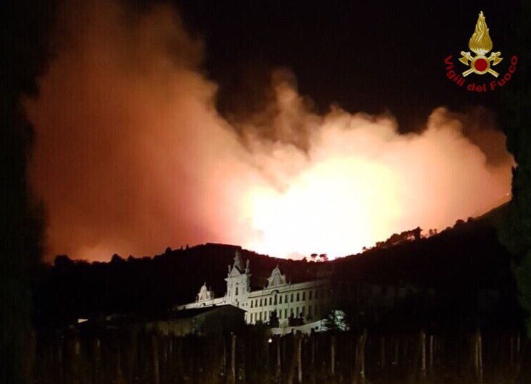 Ιταλία: Μεγάλη πυρκαγιά στην Τοσκάνη, εκατοντάδες άνθρωποι απομακρύνθηκαν από τα σπίτια τους