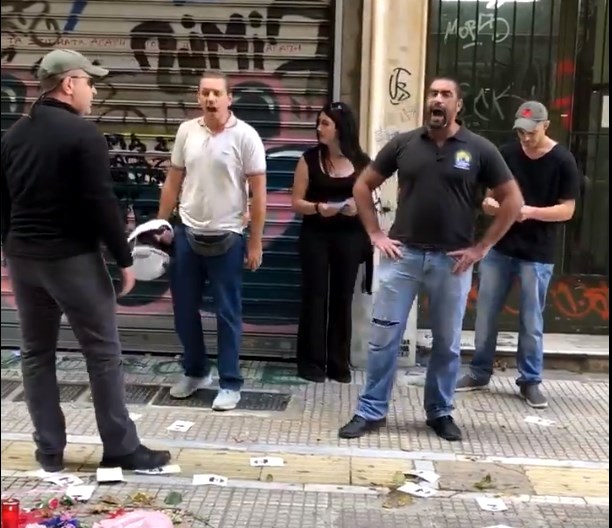 Παραλήρημα μίσους έξω από το κοσμηματοπωλείο όπου έχασε τη ζωή του ο Ζακ Κωστόπουλος: «Πρεζάκια και γκέι δεν είστε αναγκαίοι» (Video + Photos)