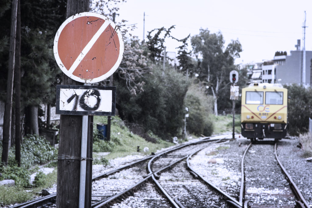 Τιθορέα: Επιχείρηση απεγκλωβισμού επιβατών από ΙΧ που έπεσε πάνω στο τρένο