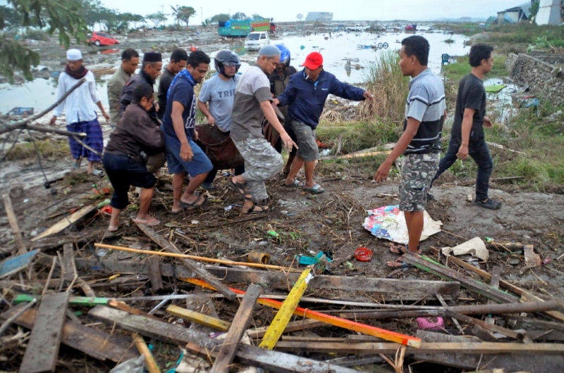 Τραγωδία στην Ινδονησία: Εκατοντάδες νεκροί και αγνοούμενοι  από το σεισμό και το τσουνάμι (video & εικόνες)