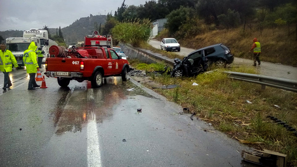 Δύο νεκροί και δύο σοβαρά τραυματίες σε καραμπόλα τριών ΙΧ με νταλίκα (Photos)