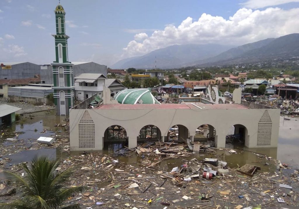 Προσεγγίζουν τους 400 οι νεκροί στην Ινδονησία από σεισμό και τσουνάμι (Video)