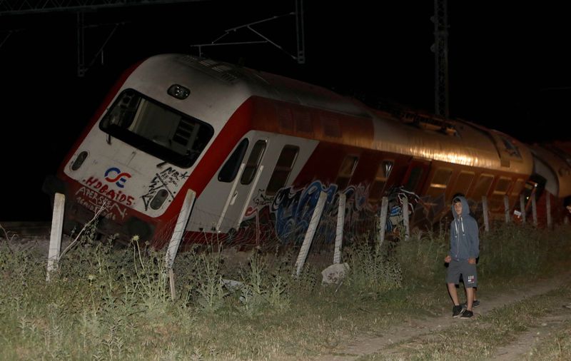 Μηχανή αμαξοστοιχίας προσέκρουσε σε βράχια στην Φθιώτιδα