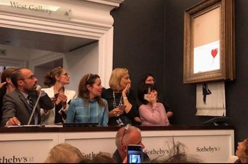O Banksy εξηγεί πως έφτιαξε τον μηχανισμό καταστροφής του έργου του (video)