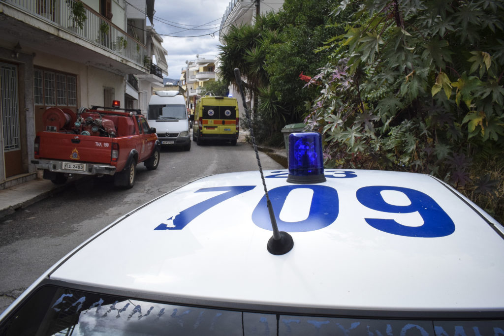 Επίθεση κουκουλοφόρων σε περιπολικό στο κέντρο της Αθήνας