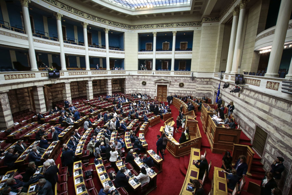 Ερώτηση 45 βουλευτών του ΣΥΡΙΖΑ κατά των διώξεων στους «μουσικούς του δρόμου»