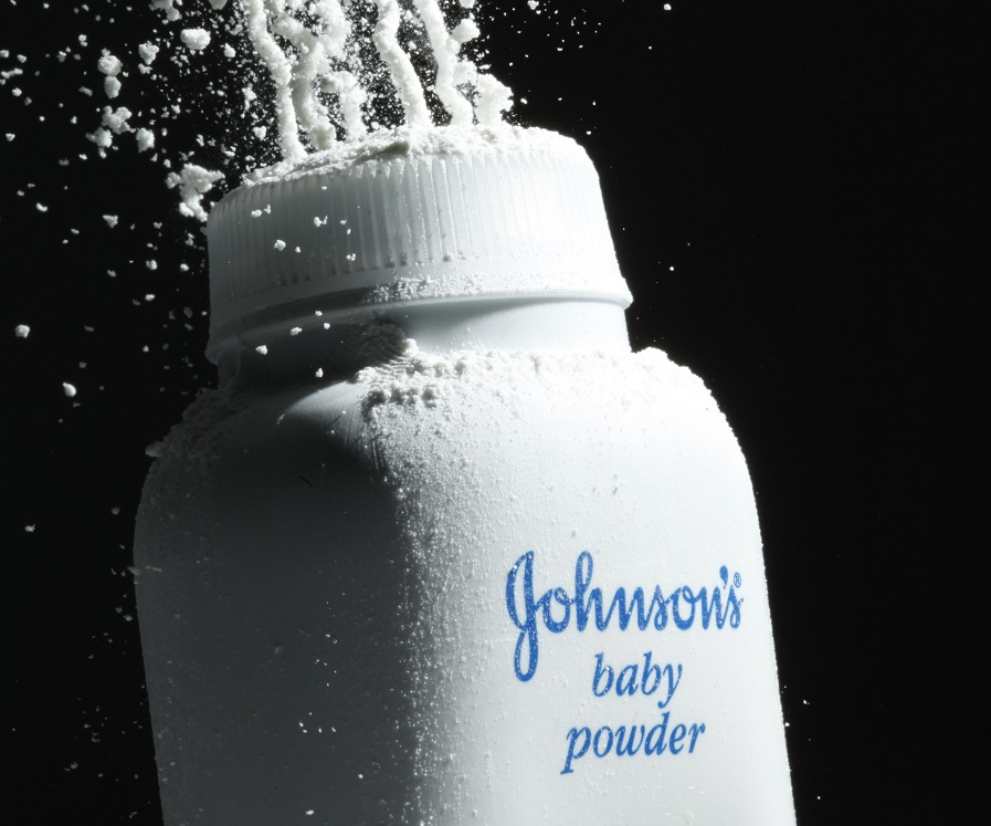 Σάλος με την αποκάλυψη για την Johnson & Johnson – Γνώριζαν επί χρόνια ότι το ταλκ Baby Powder είχε αμίαντο!