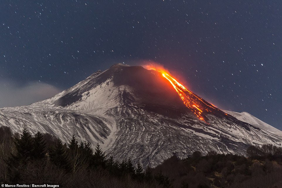 «Ξύπνησε» η Αίτνα – Εντυπωσιακές εικόνες από το ηφαίστειο (Photos)