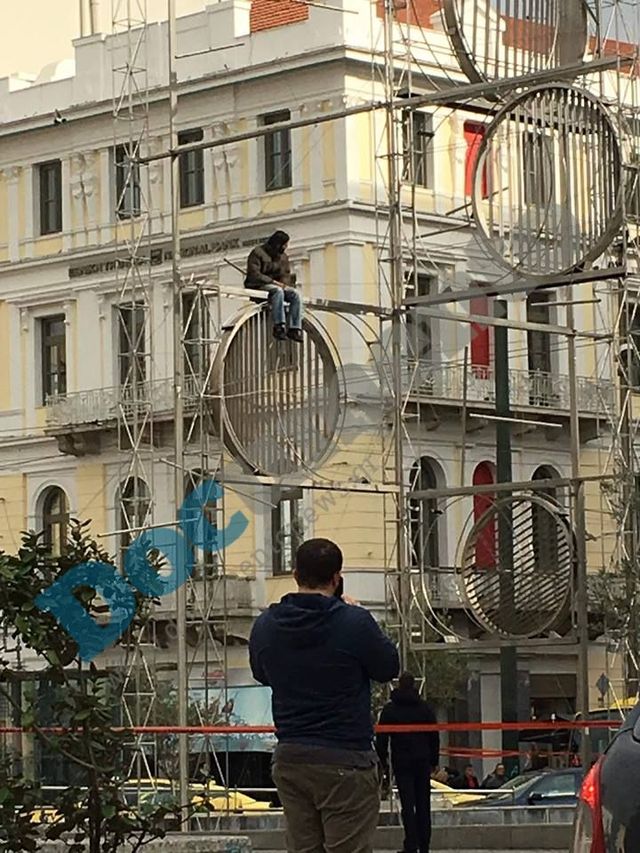 Η χαρά μας… απόγνωσή τους ή  Τα λαμπιόνια φωτίζουν τις «σκιές» της πόλης