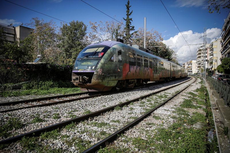 Σύγκρουση τρένου με ΙΧ στον Κολωνό – ένας τραυματίας