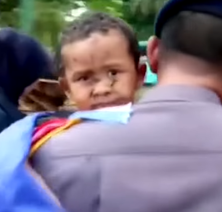 Ινδονησία: Βίντεο από την στιγμή που ο πεντάχρονος Άλι ανασύρεται ζωντανός μετά από 12 ώρες