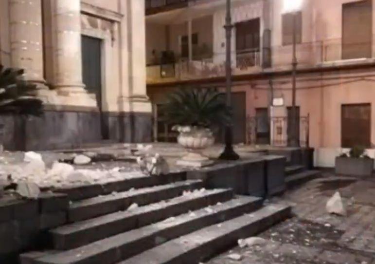Πανικός στην Κατάνια: Σεισμός 4,8 Ρίχτερ δίπλα στην Αίτνα – Κατέρρευσαν κτίρια και άνθρωποι εγκλωβίστηκαν (Photos – Video)