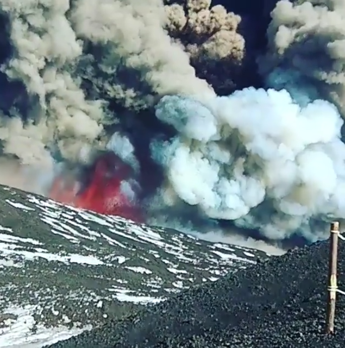 Έλληνας βιντεοσκόπησε τη στιγμή που εξερράγη το ηφαίστειο της Αίτνας (Video)
