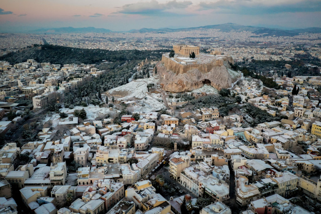 «Ντύθηκε» στα λευκά η Αθήνα – Μαγεύει η χιονισμένη Ακρόπολη (Photos)