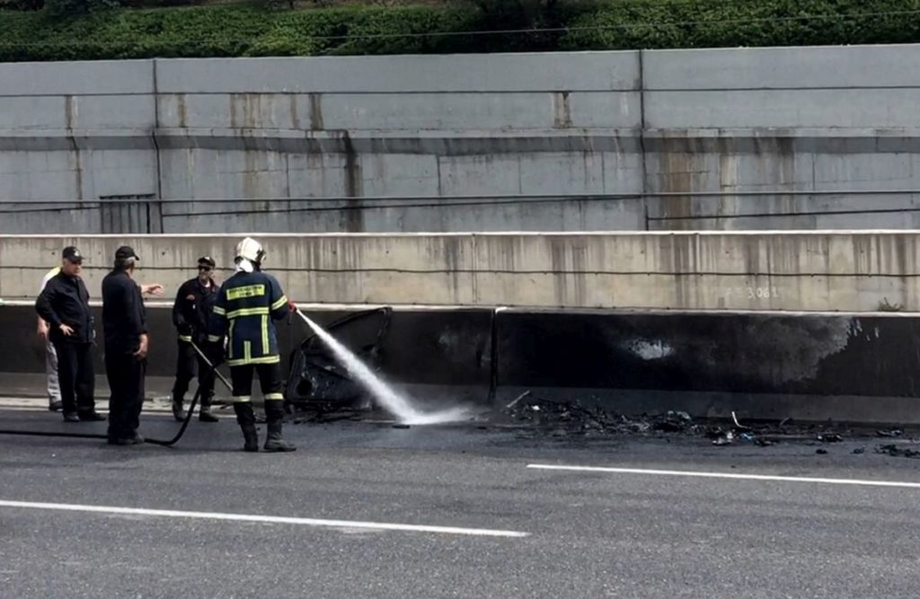 Περιπολικό τυλίχθηκε στις φλόγες στην Αττική οδό